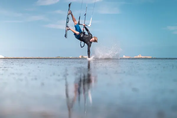 gusty kiting -handdrag1 Kite Boarding Curacao